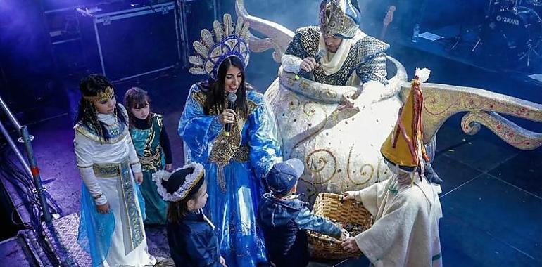 Avilés corona a sus Reyes del Antroxu 2026 a prueba de temporal: “¡Aquí no le tenemos miedo al agua!”