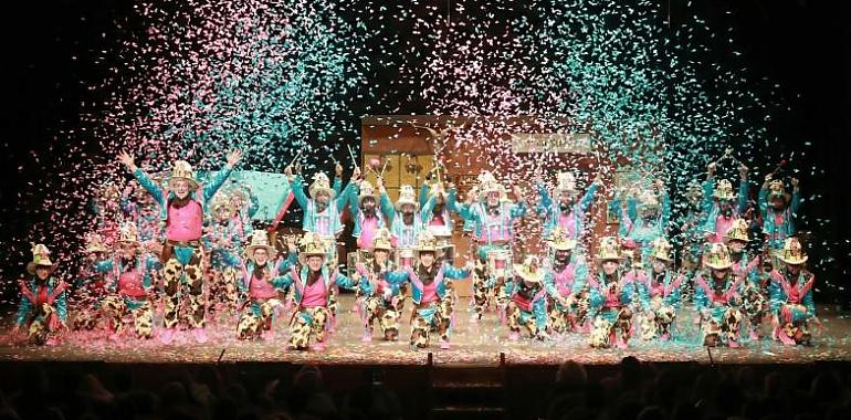 Lobos, ratas, gatos y pólvora del Oeste: el Concurso de Charangas convierte el Jovellanos en el corazón salvaje del Antroxu de Gijón