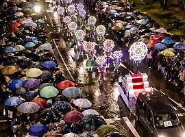 Gijón bajo la lluvia: el Antroxu se crece y convierte el mal tiempo en folixa