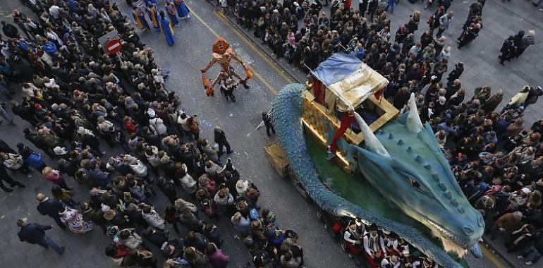 Avilés se despidió del Antroxu por todo lo alto: el Gran Desfile convirtió la villa en una marea de música, artilugios y disfraces de cine