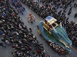 Avilés se despidió del Antroxu por todo lo alto: el Gran Desfile convirtió la villa en una marea de música, artilugios y disfraces de cine