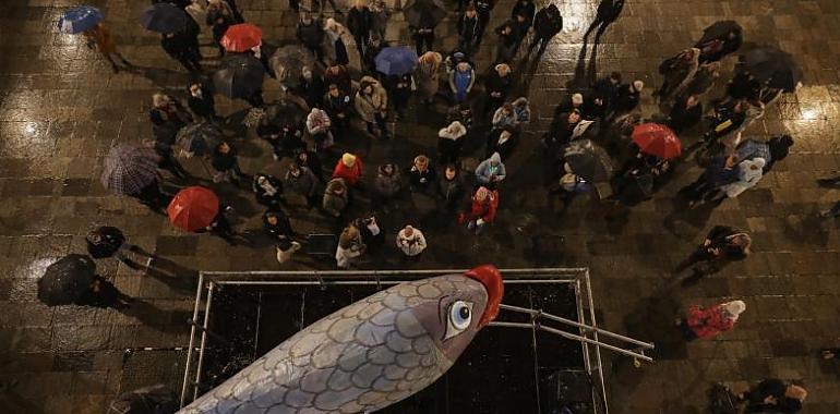 Avilés llora, se ríe y prende fuego a su Sardina: el Antroxu se despide empapado, feroz y más vivo que nunca