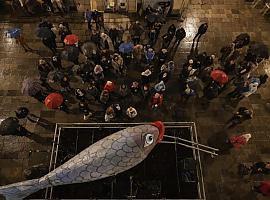 Avilés llora, se ríe y prende fuego a su Sardina: el Antroxu se despide empapado, feroz y más vivo que nunca