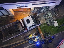 Tragedia en Gijón: mueren un gruista municipal y un peatón tras perder el conductor el control del vehículo