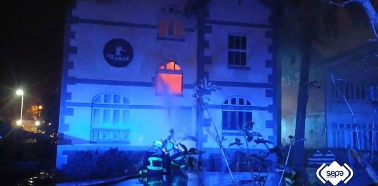 Un incendio devora de madrugada una conocida escuela de surf en Salinas