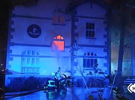 Un incendio devora de madrugada una conocida escuela de surf en Salinas