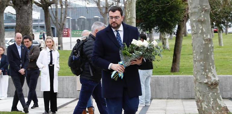 Barbón reivindica a los sanitarios asturianos en el recuerdo a las víctimas del covid: “Invertir en sanidad es salvar vidas”