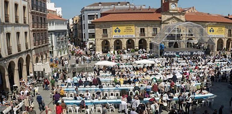 La gran mesa de Avilés vuelve a desplegarse: arranca la carrera por las 15.000 sillas de la Comida en la Calle del Bollo 2026