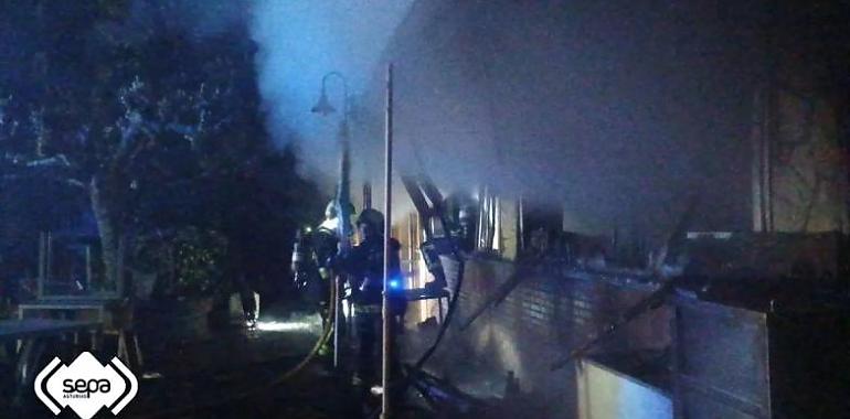 Noche de tensión en Avilés: el fuego devora la parrilla de Los Sauces
