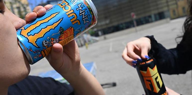 Nueve de cada diez adolescentes asturianos viven enganchados al azúcar: el consumo de refrescos se dispara y ya preocupa como problema de salud pública