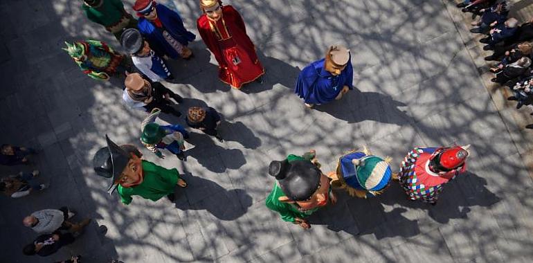 El Bollo desborda Avilés: el desfile de carrozas conquista la calle con niños, tradición y una ciudad entregada