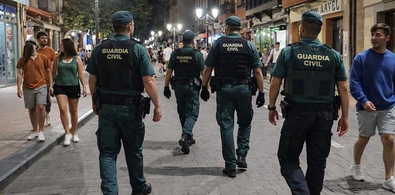 Tiros al amanecer en Ribadesella: una discusión por el ruido acaba con un hombre herido de bala junto a un pub