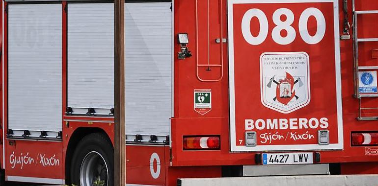 Un policía se juega la vida en Gijón para salvar a una mujer de un incendio: “Entró sabiendo que podía no salir”