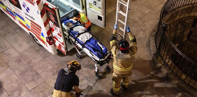 Salto al vacío en pleno centro de Gijón: una joven de 26 años cae cinco metros al pozo de la Barquera y resulta gravemente herida