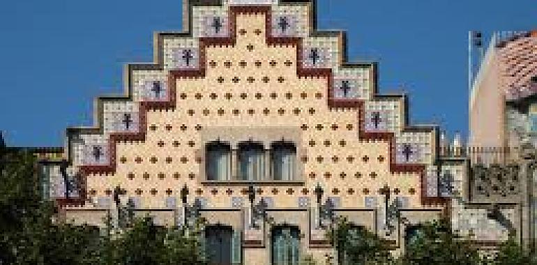 Barcelona esconde una joya modernista que puedes visitar por 21€: así es la experiencia secreta en la Casa Amatller