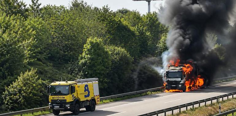 Explosiones y fuego en la autopista “Y”: un camión con bombonas desata el caos y colapsa el tráfico en Asturias