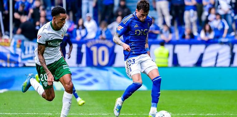 El Real Oviedo cae por 1-2 ante el Elche CF en un partido vital para los azules 