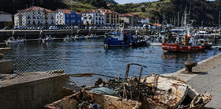 Asturias pone orden en sus puertos: multas de hasta 300.000 euros, control del baño y subasta de barcos abandonados
