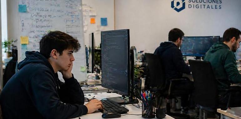 La inteligencia artificial empieza por los jóvenes: cae el acceso al primer empleo en los trabajos digitales y Asturias no es ajena