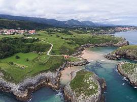 Llanes, el pueblo asturiano que National Geographic ha coronado como el mejor destino de playa de España