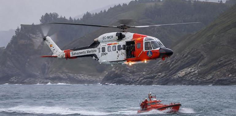 Agónico rescate en El Franco: buscan supervivientes tras el hundimiento de un barco en la costa asturiana