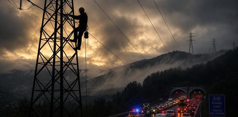 Muere un trabajador en una torre de alta tensión en la A-66 junto al Padrún y provoca retenciones en la autopista