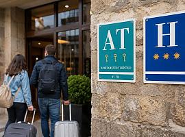 Asturias abre la puerta a cobrar una tasa turística de hasta 2,5 euros por noche: el Principado defiende la “corresponsabilidad” y el sector estalla contra el “impuesto a las vacaciones”