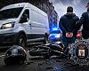 Detenido tras sembrar el pánico en Gijón: roba una furgoneta, embiste a un motorista y huye dejando una escena dramática