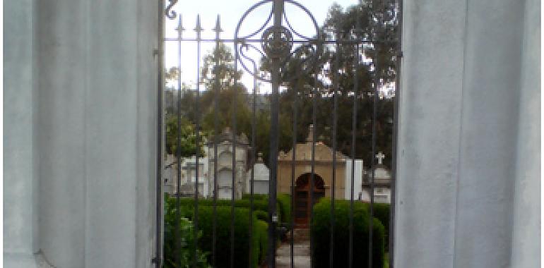 El misterio del cementerio de Castropol: alguien abrió un ataúd de madrugada y se llevó huesos humanos