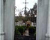 El misterio del cementerio de Castropol: alguien abrió un ataúd de madrugada y se llevó huesos humanos