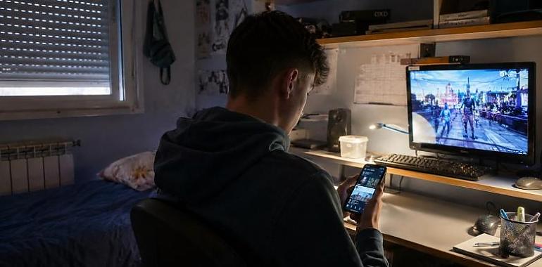 Asturias frente al espejo digital: los adolescentes ya pasan casi siete horas al día pegados a las pantallas