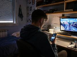 Asturias frente al espejo digital: los adolescentes ya pasan casi siete horas al día pegados a las pantallas