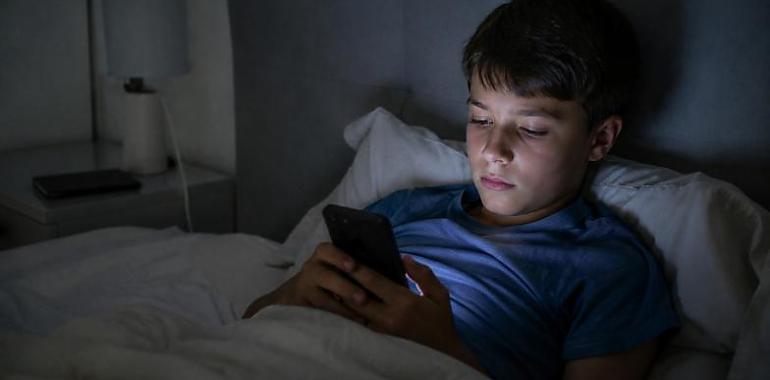 Móviles a los 11 años, porno a los 12 y ansiedad disparada: la inquietante radiografía digital de los adolescentes asturianos