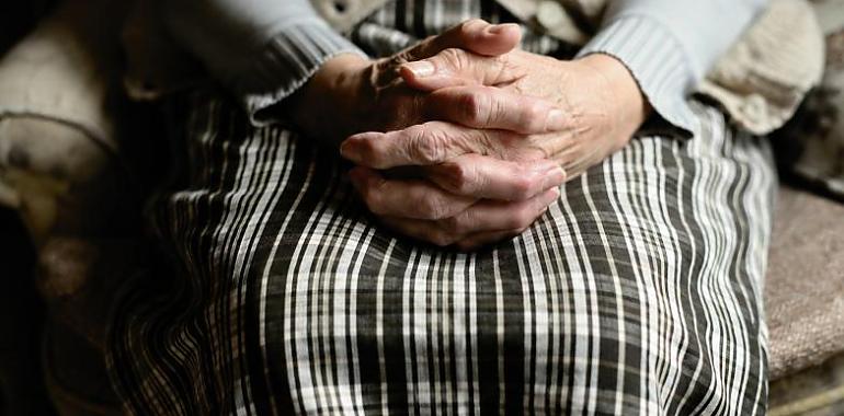 Una anciana llamó a su hija mientras la humillaban en la residencia: el TSJA confirma el despido de la cuidadora