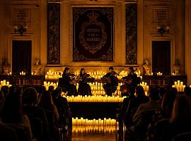 Madrid vuelve a encender los 80 a la luz de las velas: una noche de Candlelight en el Ateneo para viajar sin moverse de la butaca
