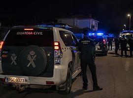 Una noche de miedo en Piedras Blancas: amenaza a su padre con un cuchillo, se atrinchera en casa y obliga a desplegar a la Guardia Civil