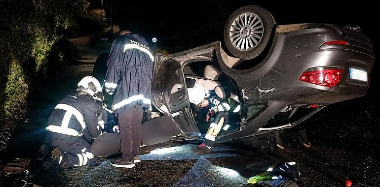 Madrugada de tensión en Pravia: excarcelado un conductor tras volcar su coche en la AS-368