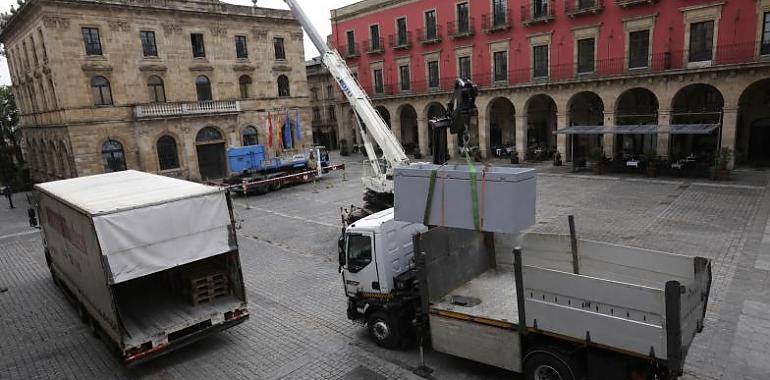 Una caja fuerte de media tonelada aplasta a un joven trabajador en plena plaza Mayor de Gijón