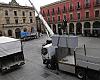 Una caja fuerte de media tonelada aplasta a un joven trabajador en plena plaza Mayor de Gijón