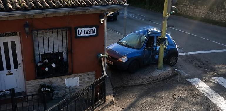 Tragedia al amanecer en la AS-16: muere un vecino de Pravia tras chocar contra un semáforo en Riberas