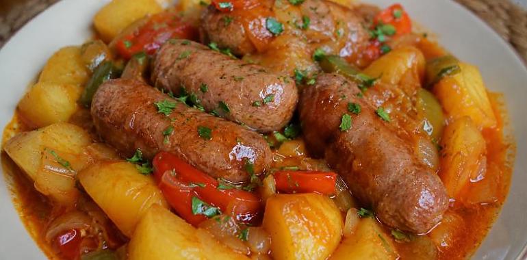 Recetas de una abuela asturiana: Salchichas fresques de carnicería guisadines con sidrina, patatines y pimientos (pa mojar pan sin vergüenza)