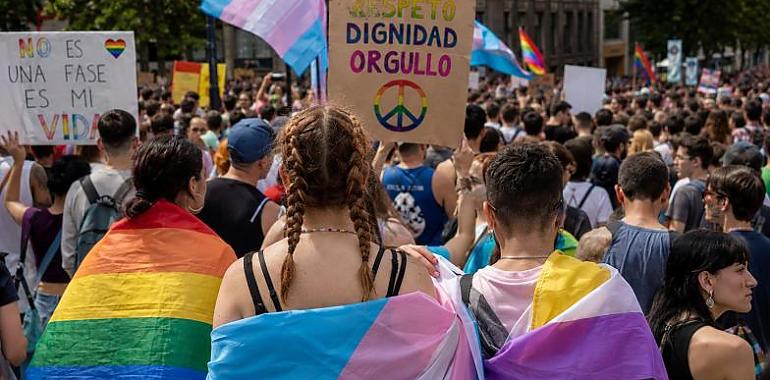 La Ley LGTBI asturiana entra en su campo de minas: menores trans, familias, aulas y vestuarios abren la gran batalla política