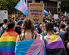 La Ley LGTBI asturiana entra en su campo de minas: menores trans, familias, aulas y vestuarios abren la gran batalla política