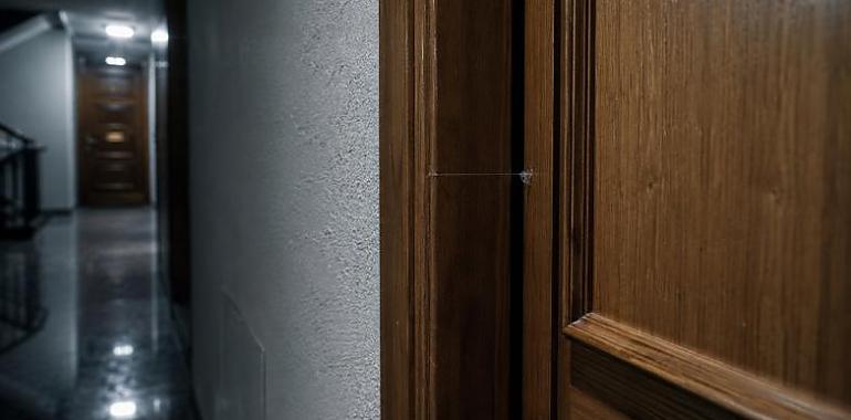 La marca invisible de los ladrones en Gijón: hilos de silicona en las puertas para elegir qué pisos robar