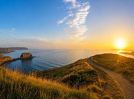 Asturias despierta frente a La Ladrona: el amanecer que convierte la costa de Castrillón en una postal imposible