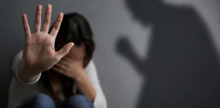 Los gritos de auxilio que tumbaron una puerta en La Calzada: la Policía Local detiene a un joven por agredir a su pareja en una vivienda