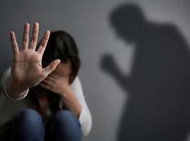 Los gritos de auxilio que tumbaron una puerta en La Calzada: la Policía Local detiene a un joven por agredir a su pareja en una vivienda