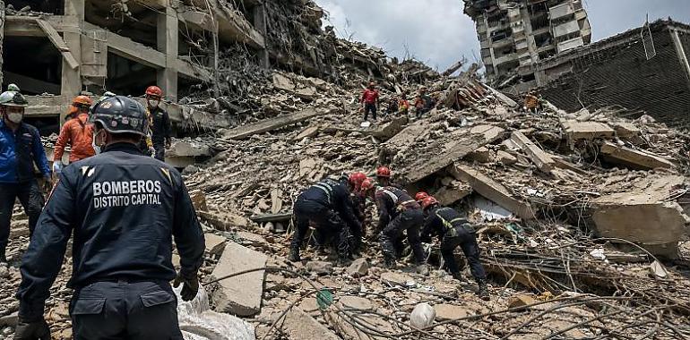 Venezuela busca supervivientes bajo los escombros tras el doble mazazo sísmico: 235 muertos, 4.300 heridos y el país en emergencia