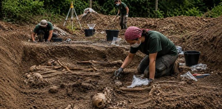 Asturias refuerza la búsqueda de las víctimas de La Lloba: casi 249.000 euros para seguir abriendo una de las fosas más duras de la represión franquista