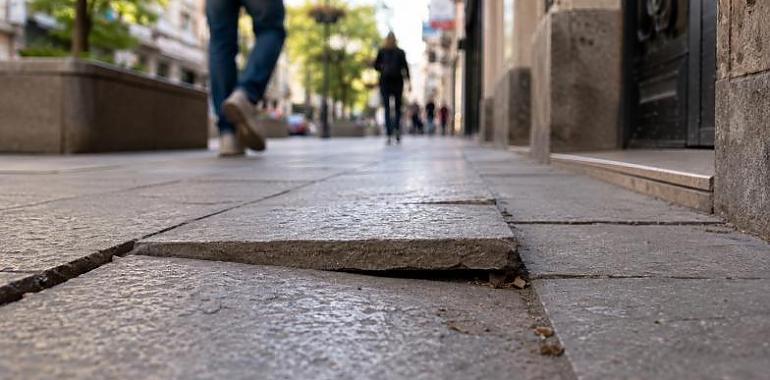 Una baldosa de tres centímetros, un brazo roto y 16.533 euros: el tropiezo que acaba de condenar al Ayuntamiento de Oviedo